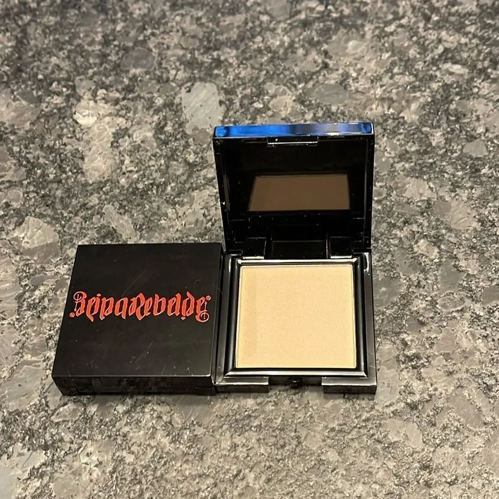 Reina Rebelde Almendra Mini Perla Finishing Powder bare face or over foundation